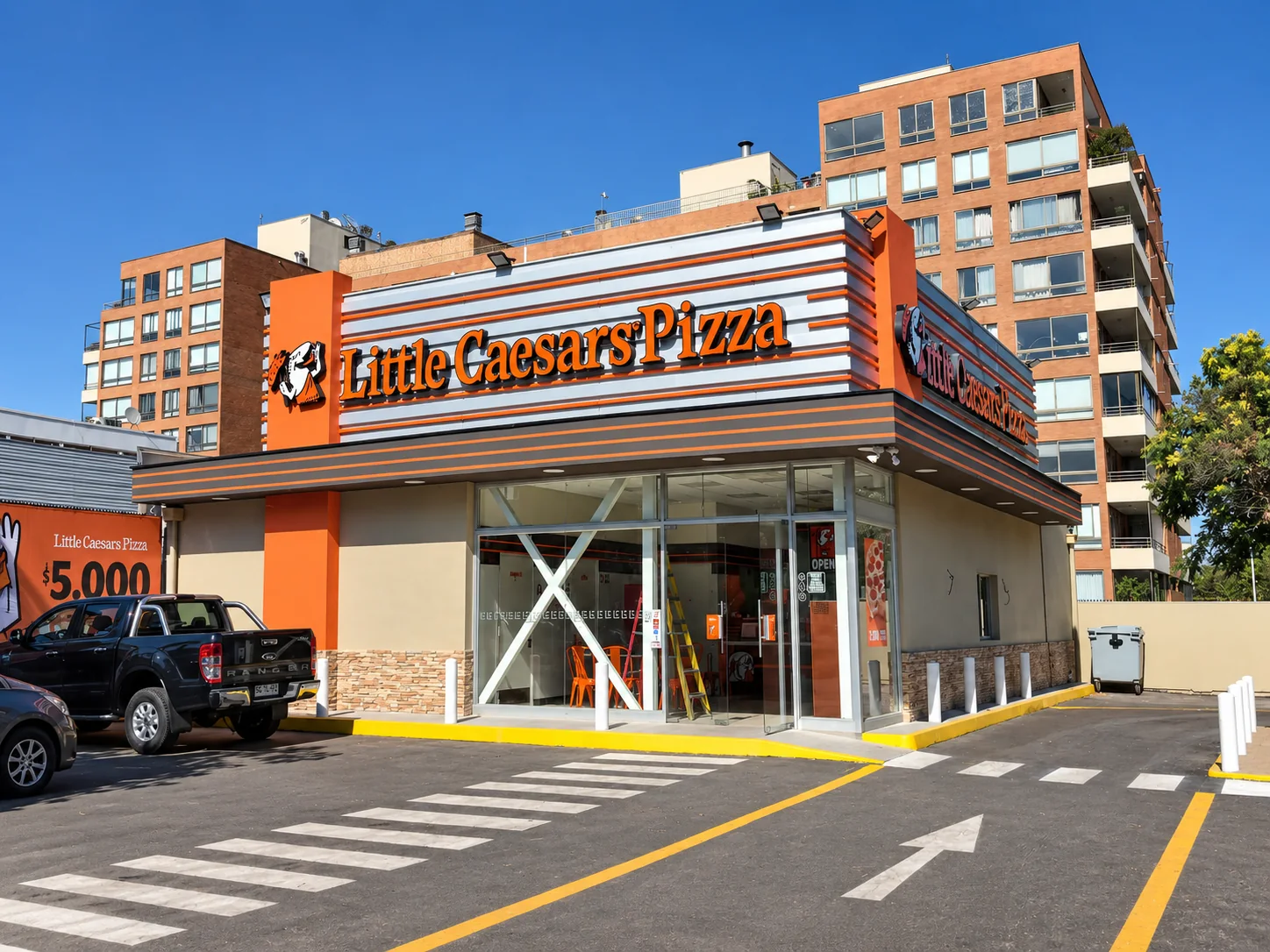 Fachada principal de Little Caesars Las Tranqueras ejecutada por COESA